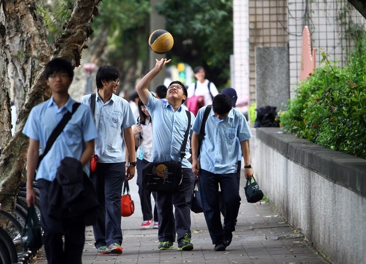 图为台北市金华国中学生放学.记者陈柏亨/摄影